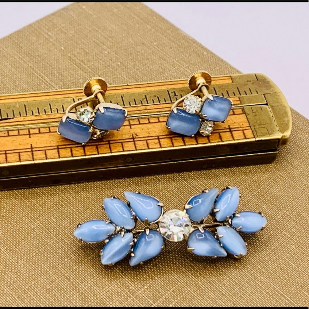 Pale blue vintage brooch & clip on earrings set - Picture 2 of 4
